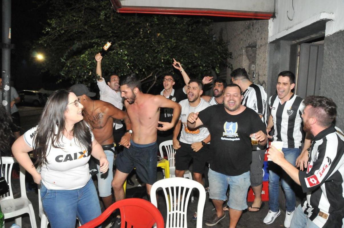 Torcedores do Galo comemoram classificao  final da Copa do Brasil no Bar do Salomo, tradicional reduto atleticano de Belo Horizonte