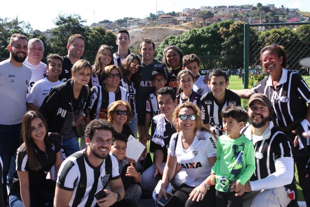 Na Cidade do Galo para tratamento de leso, Bernard, ex-jogador do Atltico e atualmente sem clube, foi a campo e atendeu torcedores 