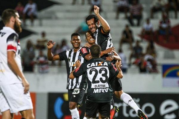 Imagens do jogo entre Santa Cruz e Atltico pelo Brasileiro