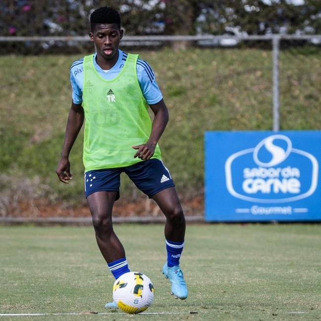 Fotos do treino do Cruzeiro neste domingo, na Toca da Raposa II. As novidades foram as presenas do atacante Rafa Silva, recuperado de incmodo no p direito, e dos recm-contratados Luis Felipe (zagueiro, ex-PSV da Holanda) e Bruno Rodrigues (atacante, ex-Famalico de Portugal)