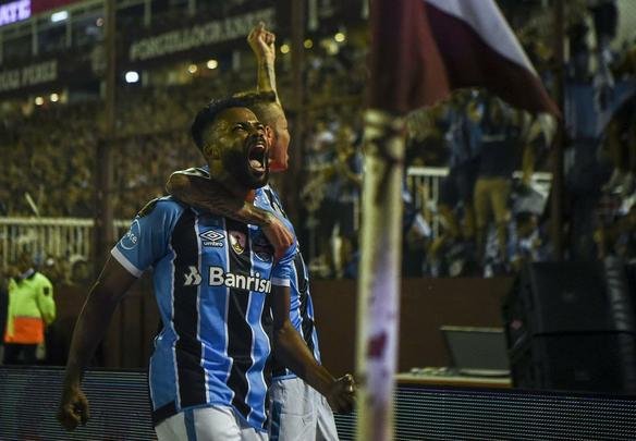 Fernandinho abriu o placar no estdio La Fortaleza: 1 a 0