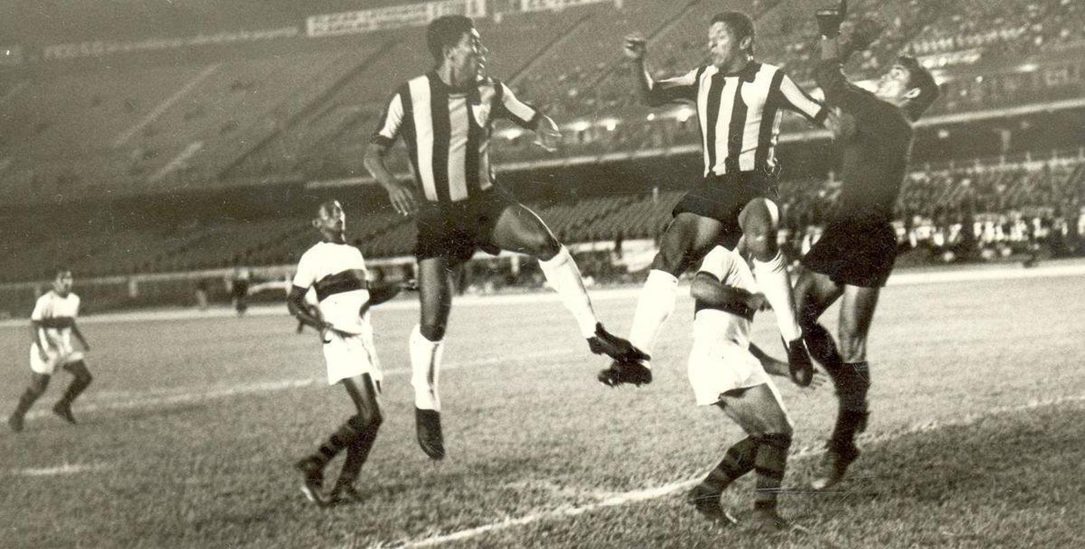09/04/1971 - O jogador de futebol Jair Bala em lance do jogo entre Amrica e Flamengo de Varginha, realizado no Mineiro. O Coelho venceu por 3 a 0, com dois gols de Jair