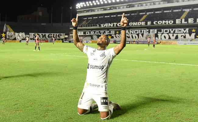 Marinho celebra gol no clssico sobre o So Paulo