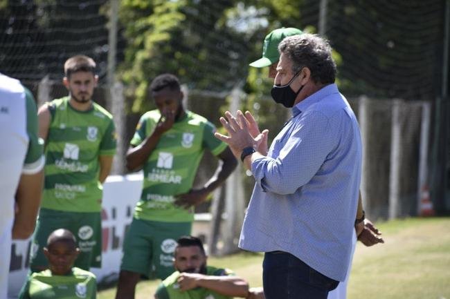Dos dias 26 a 28 de janeiro, o Amrica realizou atividades totalmente voltadas ao confronto contra o Ava, pela 38 rodada da Srie B do Campeonato Brasileiro. Nesta sexta-feira (29), s 21h30, Coelho e Leo da Ilha se enfrentam no Independncia, em Belo Horizonte. A partida pode selar um indito tricampeonato do Amrica, que se isolaria como maior vencedor da competio. Alm disso, o elenco almeja a conquista para coroar uma temporada histrica, em que o clube foi semifinalista da Copa do Brasil.