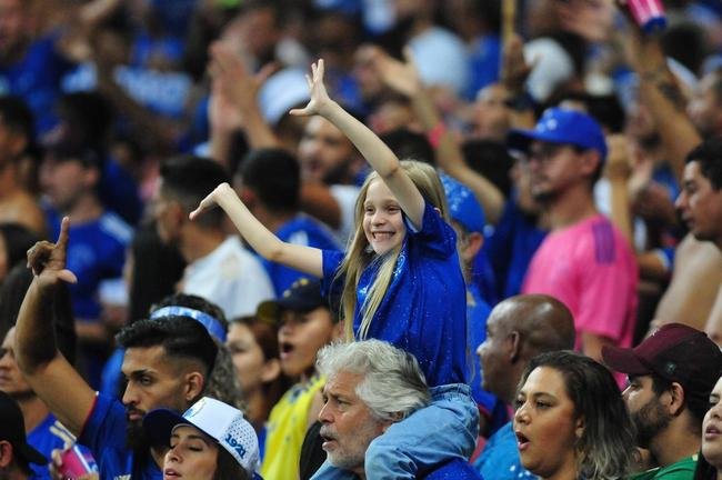 Alcia Reis, de 8 anos, em festa na torcida do Cruzeiro durante o empate por 1 a 1 com o Ituano, no Mineiro, pela Srie B de 2022