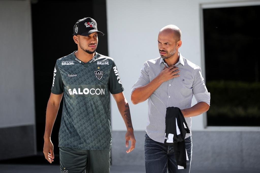 Imagens da apresentao de Jair no Atltico