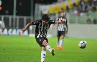 Em jogo com chuva de granizo e 'apago' no Horto, Galo  batido pelo Internacional por 1 a 0