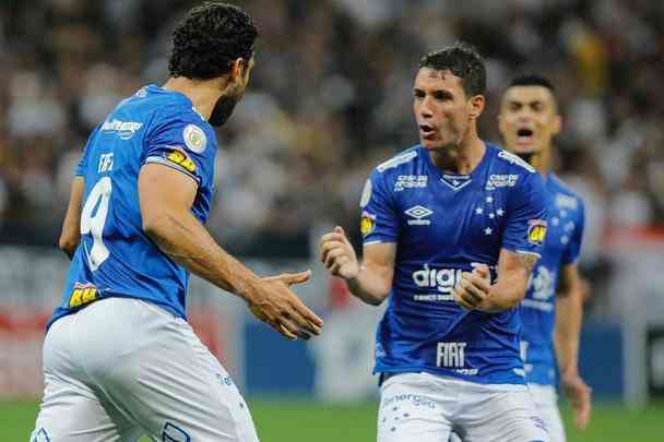 Com gols de Fred e derson, Cruzeiro venceu Corinthians de virada, por 2 a 1, em So Paulo, e saiu da zona de rebaixamento do Campeonato Brasileiro