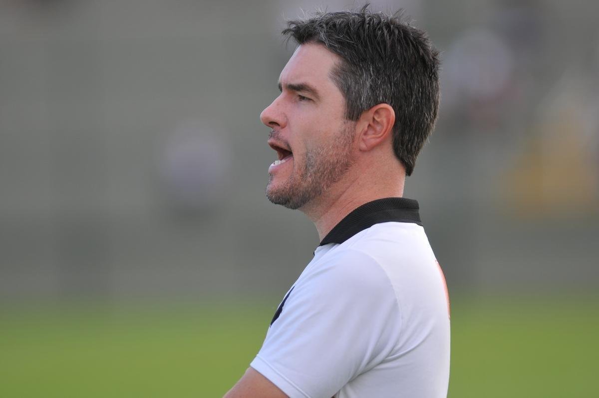Diogo Giacomini, ex-auxiliar e tcnico interino do Atltico, dirige hoje o Coimbra, de Nova Lima