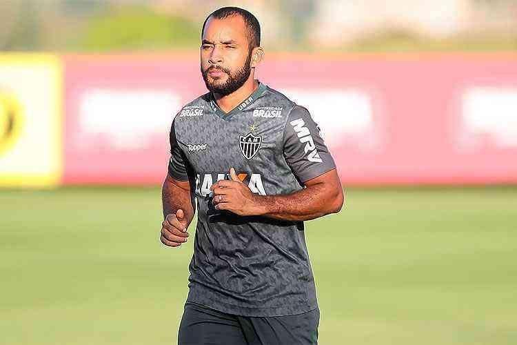 Edinho - jogador est fora dos planos de Jorge Sampaoli e o Atltico tenta resolver a sua situao. 