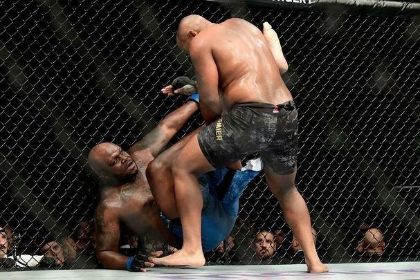 Daniel Cormier venceu Derrick Lewis por finalização e manteve cinturão dos pesados