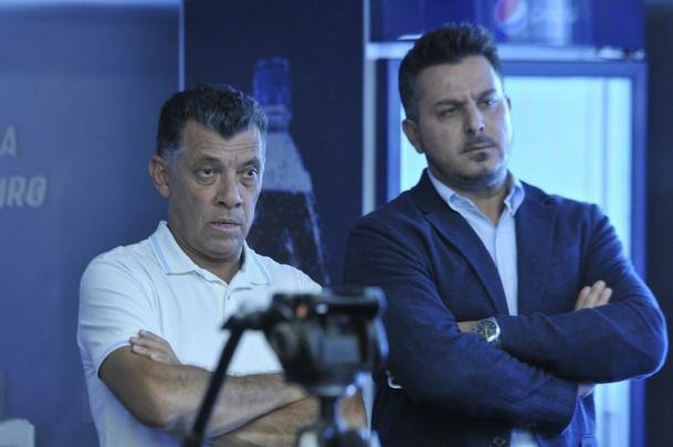 Lateral-esquerdo Dod, de 26 anos, foi apresentado pelo Cruzeiro na Toca; Jos Benedito, pai do lateral, e Jnior Pedroso, empresrio, estiveram presentes