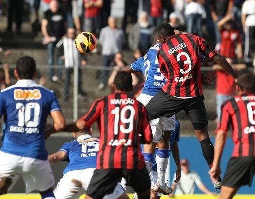 Cruzeiro e Atltico-PR se enfrentaram na Vila Olmpica do Boqueiro