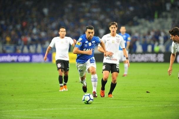 Cruzeiro conseguiu abrir vantagem de 1 a 0 no fim do primeiro tempo, com gol de cabea de Thiago Neves