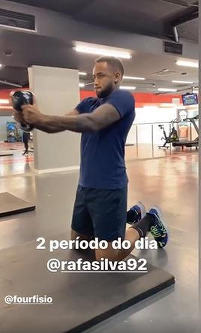 Rafa Silva em fisioterapia