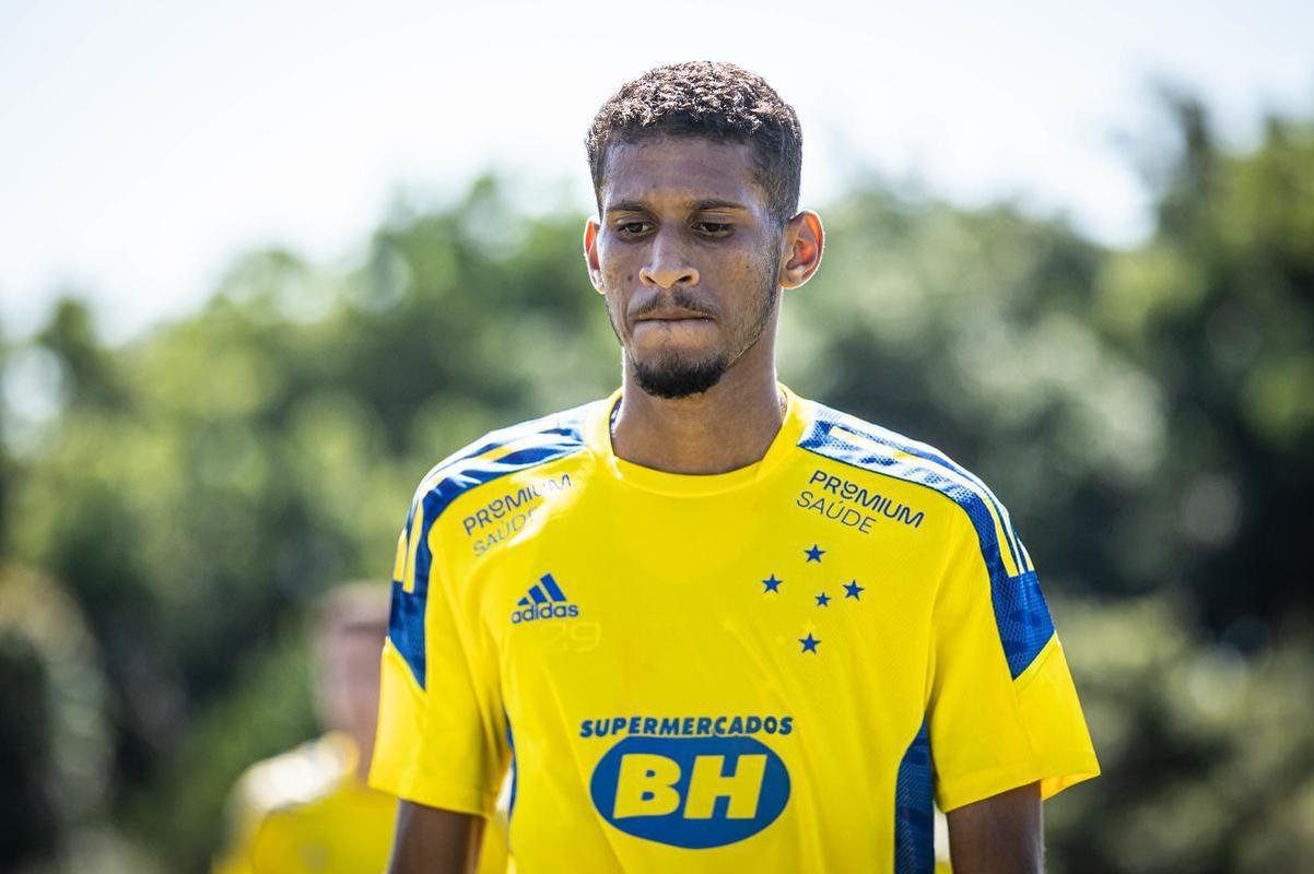 Cruzeiro estreou camisa de treino amarela durante atividade neste domingo (28/03)