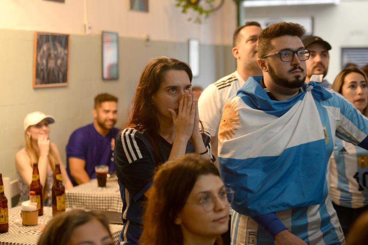 No bar Massa Madre, em BH, torcedores argentinos e admiradores da seleo de Lionel Messi foram  loucura e tambm choraram com a classificao  final da Copa do Mundo de 2022, no Catar, aps a vitria por 3 a 0 sobre a Crocia