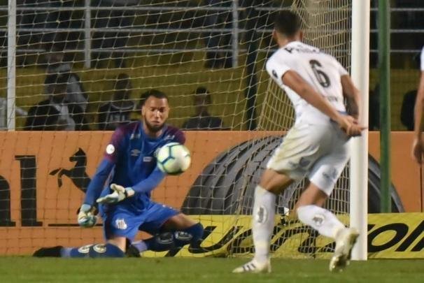 Atlético derrotou Santos por 2 a 1, de virada, com gols de Chará, e avançou às quartas de final da Copa do Brasil
