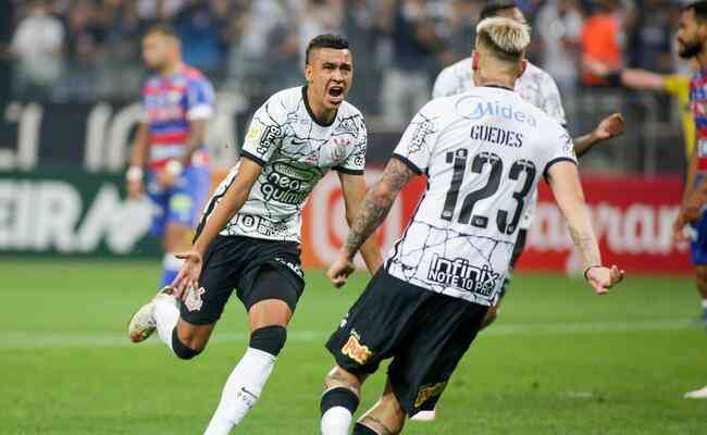 Cantillo marcou gol da vitria do Corinthians sobre o Fortaleza aps jogada de Rger Guedes
