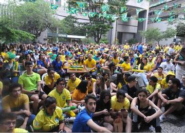 Centenas de torcedores se reuniram no tradicional bairro de Belo Horizonte para acompanhar a derrota do Brasil para Camarões
