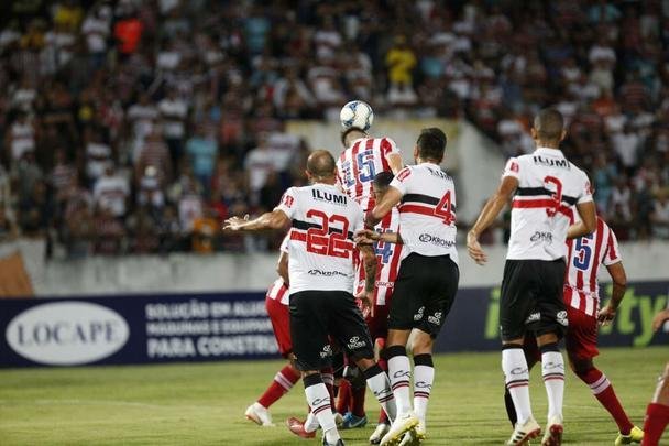 Equipes se enfrentaram no estdio do Arruda pela nona rodada da Srie C.