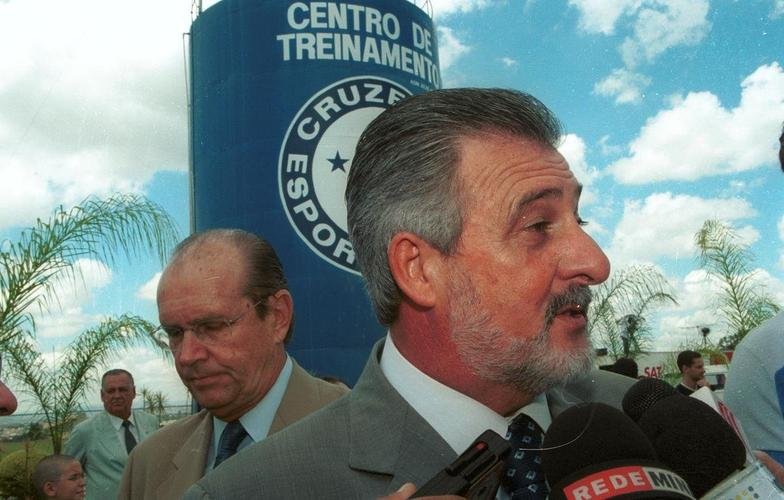 Inauguração da Toca da Raposa II em 9 de março de 2002. Na ocasião, presidente do Cruzeiro, Zezé Perrella, recebeu figuras ilustres, como o técnico da Seleção Brasileira, Luiz Felipe Scolari, e outras autoridades públicas municipais, estaduais e federais
