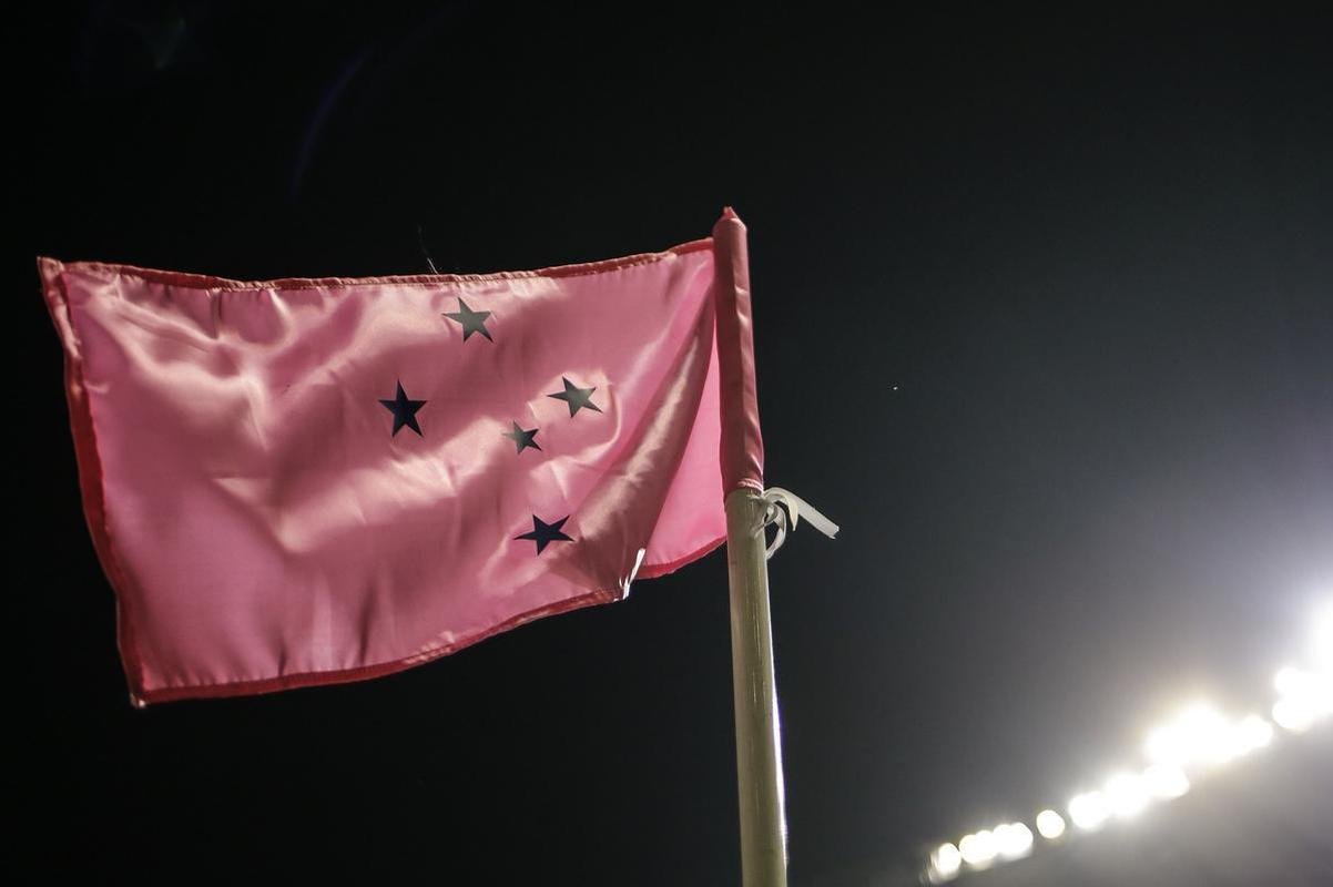 Mineiro teve show de luzes e iluminao especial antes do jogo entre Cruzeiro e Ituano pela Srie B do Campeonato Brasileiro. Estdio aderiu  campanha Outubro Rosa, de conscientizao da sociedade para a preveno do cncer de mama. Houve ainda espetculo com fogos e aes de patrocinadores do clube na esplanada para o torcedor, que festejou com o time o ttulo da Srie B do Brasileiro