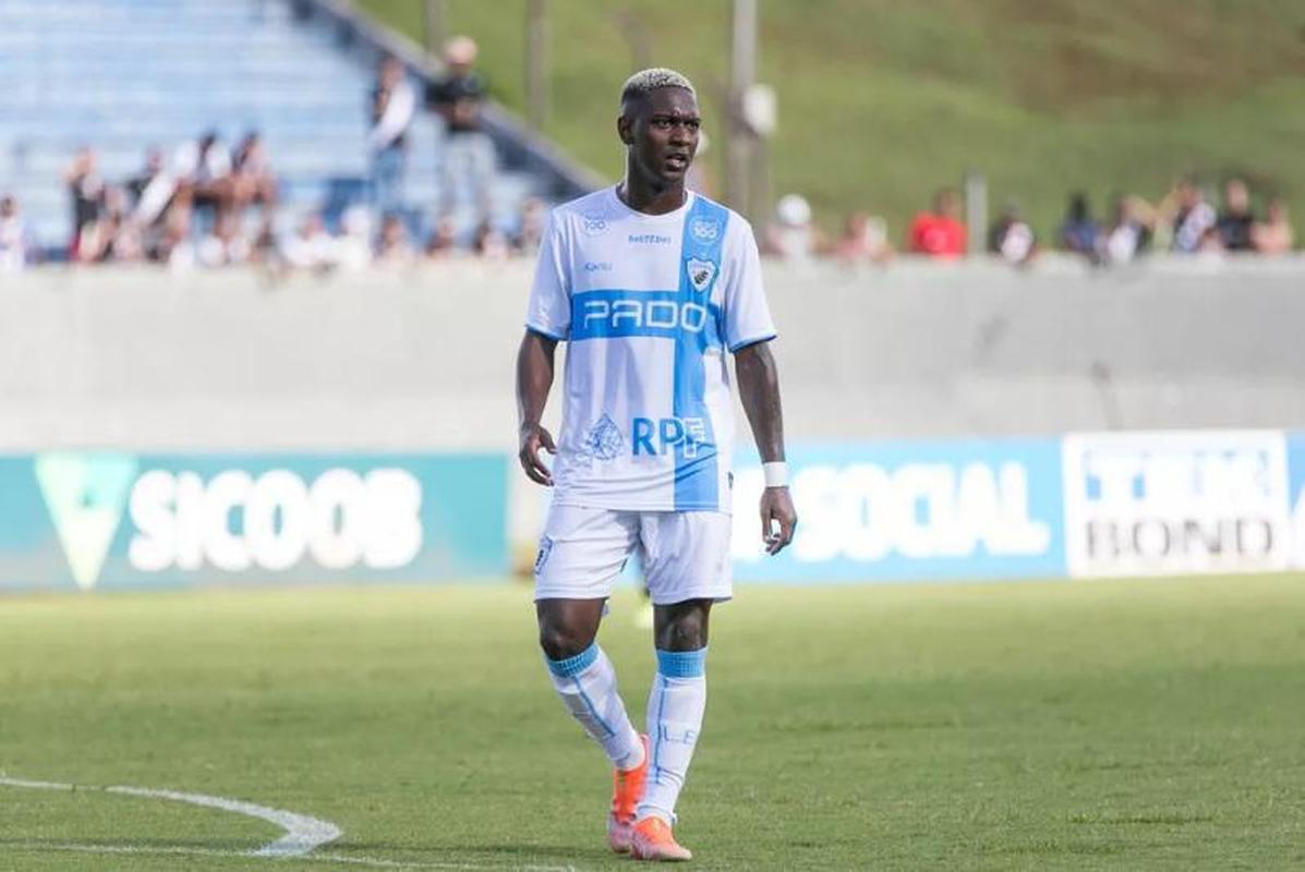 Gois contratou o volante Jhonny Lucas