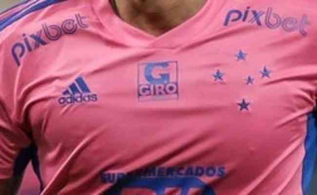 Camisa rosa do Cruzeiro foi um sucesso de vendas nas lojas oficiais do clube