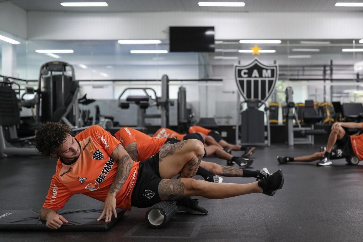 Aps a vitria por 2 a 1 sobre o Cuiab, neste domingo (24), pelo Campeonato Brasileiro, o elenco do Atltico se reapresentou e treinou na tarde desta segunda-feira (25), na Cidade do Galo, em Vespasiano. As atividades visaram o duelo de volta da semifinal da Copa do Brasil, contra o Fortaleza, que ocorrer na quarta-feira (27). Por ter vencido o jogo de ida por 4 a 0, no Mineiro, o Galo tem vaga encaminhada na deciso do principal torneio mata-mata do pas.