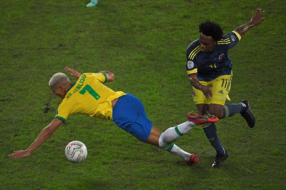 Brasil e Colmbia se enfrentaram no Estdio Nilton Santos, pelo Grupo B da Copa Amrica