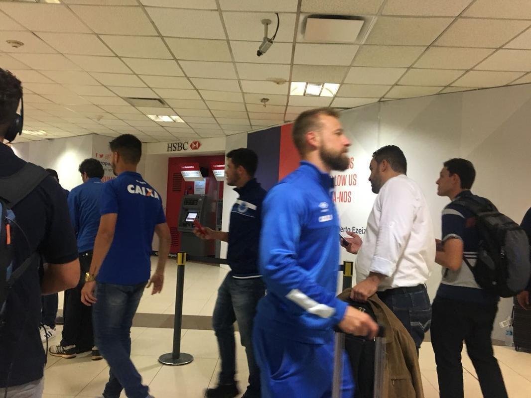 Jogadores do Cruzeiro so recepcionados por torcedores em desembarque na Argentina (Tiago Mattar/Superesportes)