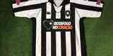 Em 2004, o Botafogo celebrou os 100 anos de fundao. A camisa trouxe uma singela lembrana da data na parte central
