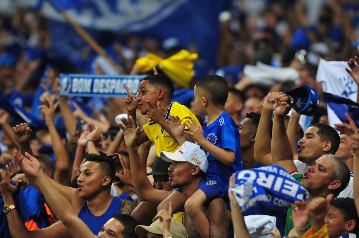 Gabriel Henry, o Gabrielzinho, de 11 anos, em festa na torcida do Cruzeiro durante o empate por 1 a 1 com o Crici�ma, no Mineir�o, pela S�rie B de 2022