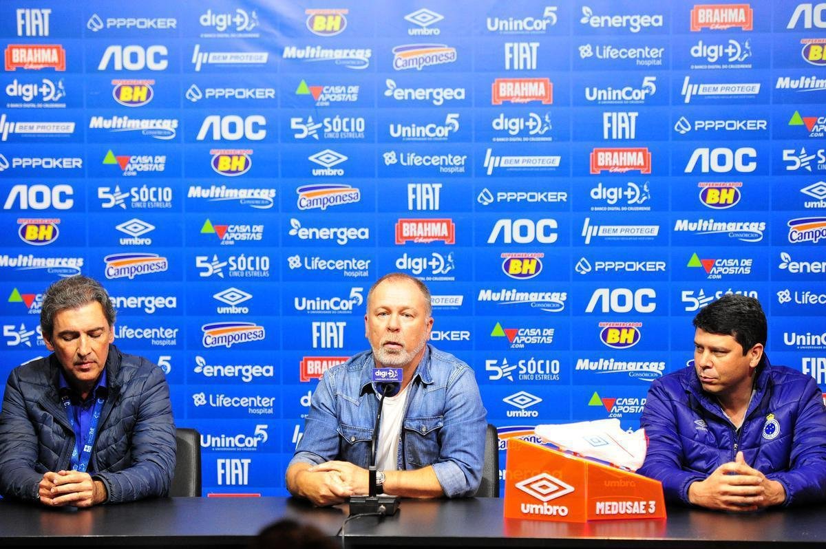 07/08/2019 - j desgastado pela m campanha no Campeonato Brasileiro e a sada precoce na Libertadores, Mano Menezes tinha como objetivo conquistar o tri consecutivo da Copa do Brasil. Entretanto, o Cruzeiro no teve foras diante do Internacional, pelo jogo de ida da semifinal, e perdeu por 1 a 0, gol do volante Edenilson. Depois daquela partida, o treinador comunicou que no continuaria mais no clube. 'Gostaria juntamente com o Marcone e o Marcelo comunicar oficialmente que a gente interrompe o trabalho  frente do Cruzeiro nesta noite, porque a gente entendeu que era o momento de fazer isso, de que ns no poderamos estender mais essa fase difcil. Muito mais que uma fase difcil que o Cruzeiro vem apresentando, porque so 18 jogos e uma vitria. A gente sabe que isso no futebol no se sustenta. A deciso parte de uma conscincia de que as coisas podem piorar, e elas no podem piorar'.