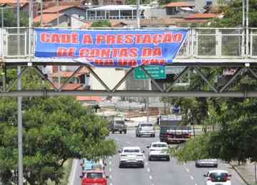 Mensagens em viaduto e passarela na Avenida Antônio Carlos cobram prioridade no futebol do clube e prestação de contas da venda da SAF