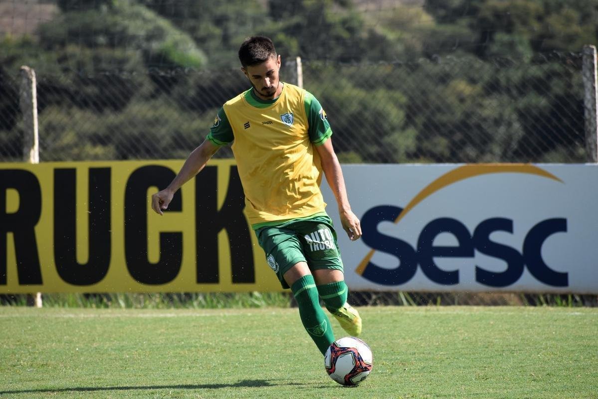 O Amrica segue com treinamentos intensivos voltados para a disputa do Campeonato Mineiro. No prximo sbado (27), o Coelho estreia no estadual diante do Boa Esporte, s 19h. A partida ser realizada no Independncia, em Belo Horizonte. A tendncia  que, neste primeiro compromisso, o tcnico Lisca utilize jogadores que tiveram menor minutagem na temporada 2020/21, alm de nomes promissores das categorias de base do clube.