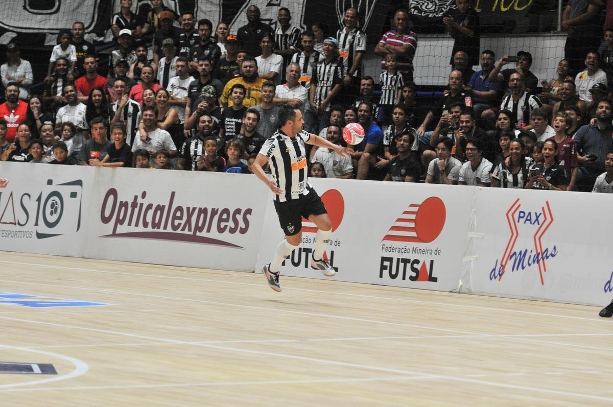 Jogo festivo e solidrio reuniu craques do futsal mineiro em BH
