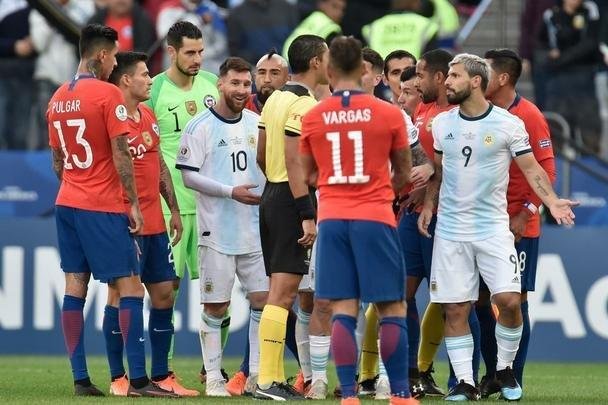 Medel deu peitadas em Messi durante primeiro tempo de Argentina e Chile, e ambos foram expulsos pelo rbitro paraguaio Mario Daz de Vivar. Torcida na Arena Corinthians vaiou a deciso do juiz.