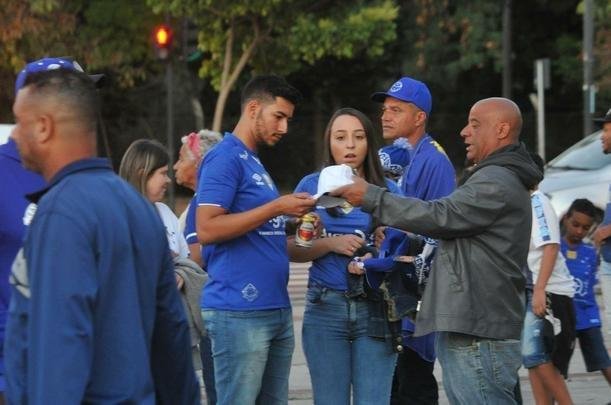 Imagens das torcidas de Cruzeiro e Corinthians no Mineiro