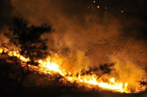 Chamas se alastraram pelo terreno onde ser erguido o estdio do Atltico 