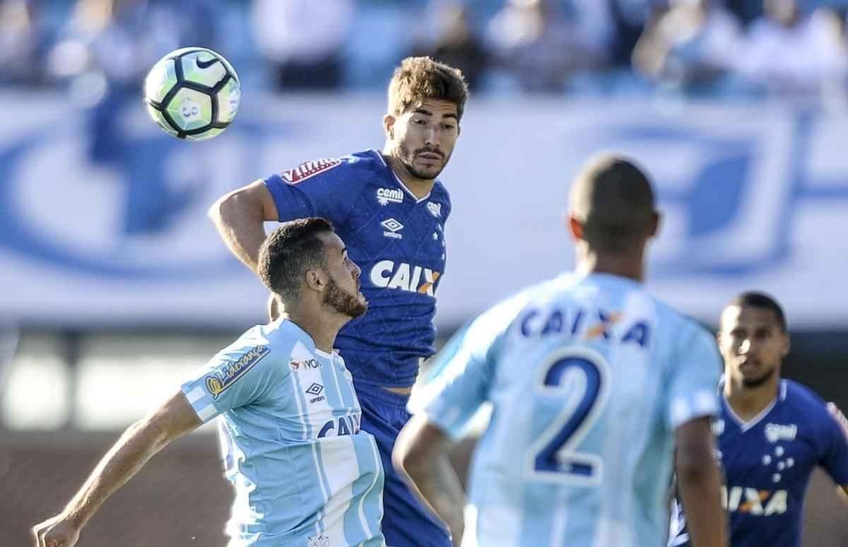 Apesar de ter dominado a partida, Cruzeiro perdeu para o Ava por 1 a 0, neste domingo, na Ressacada