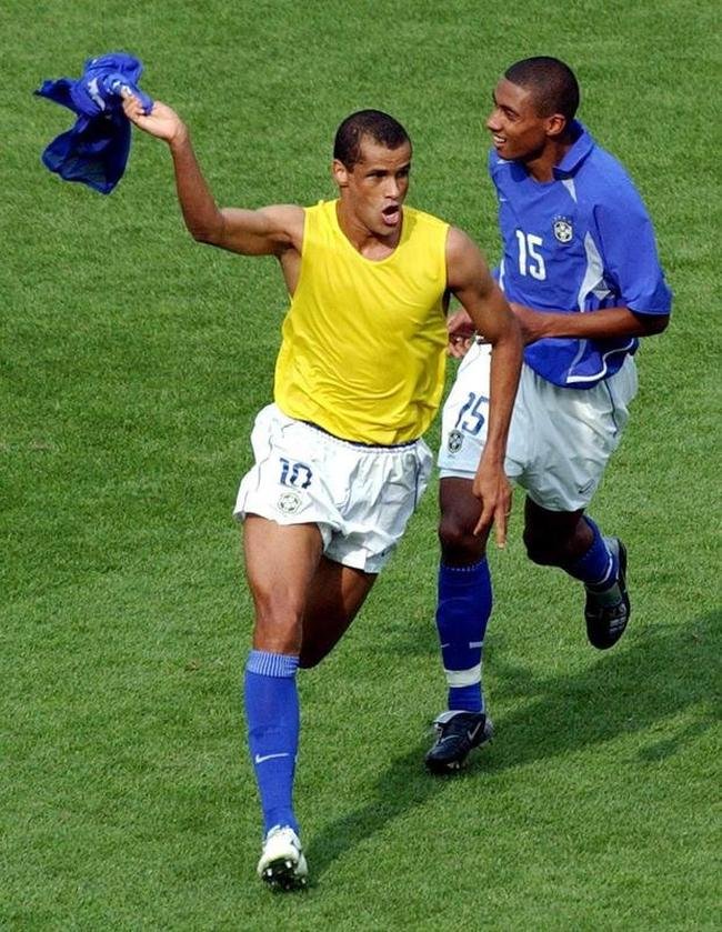 7 - Rivaldo - 35 gols em 75 jogos