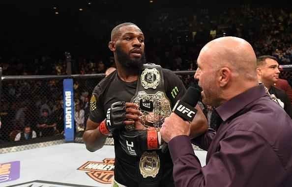 Jon Jones volta ao octógono do UFC e conquista cinturão interino