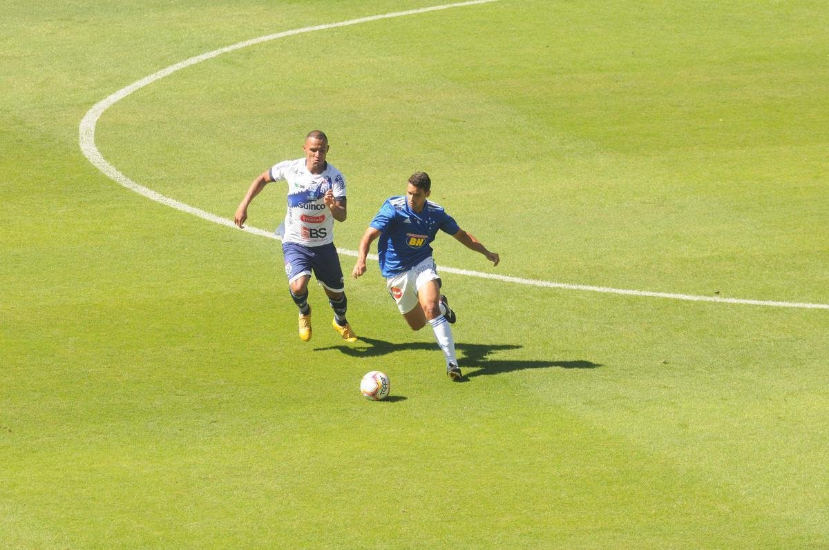 Jean - com boas atuaes, foi pea importante no meio-campo do Cruzeiro, pelo qual jogou nove vezes e marcou um gol. Porm, um edema sseo no joelho direito abreviou sua passagem pela Toca. O volante de 34 anos acabou devolvido ao clube de origem, o Palmeiras, para realizar o tratamento mdico.