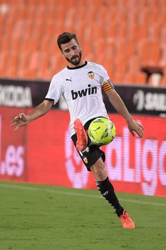 O Valencia foi o clube mais afetado na Espanha no pico da pandemia, em abril, com 35% dos jogadores infectados.  poca, dez atletas testaram positivo. Vazaram apenas os nomes de Garay, Mangala e Jos Luis Gay (foto). Em agosto, mais dois resultados positivos foram registrados, mas mantidos em sigilo.