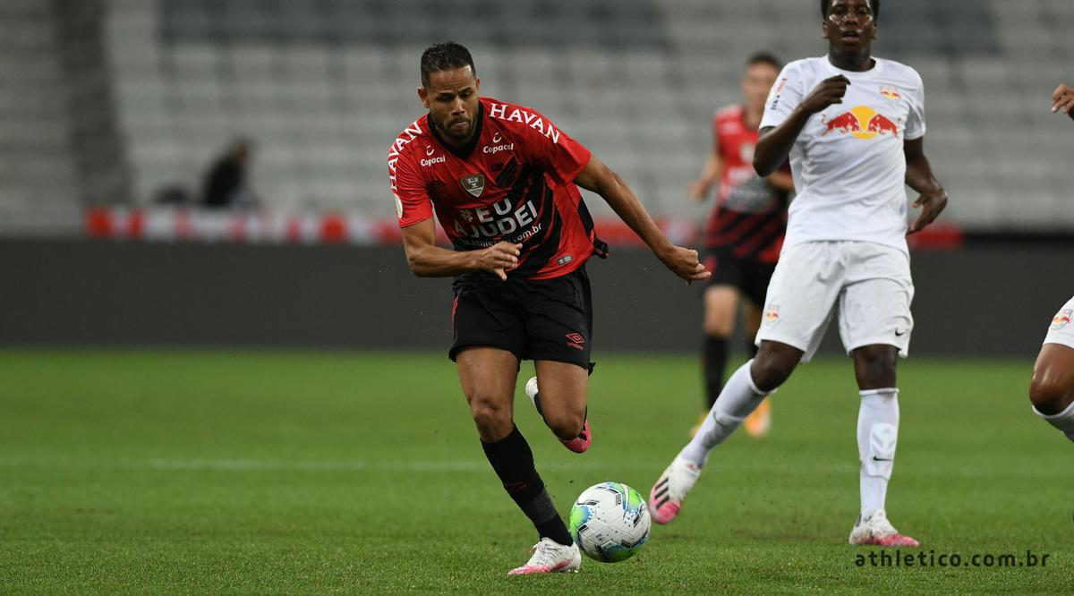 Geuvânio - Deixou o Atlético no fim da temporada passada, após o término do contrato. Ficou sem clube no início do ano até fechar com o Athletico-PR, em junho. São 16 jogos, com um gol e uma assistência.