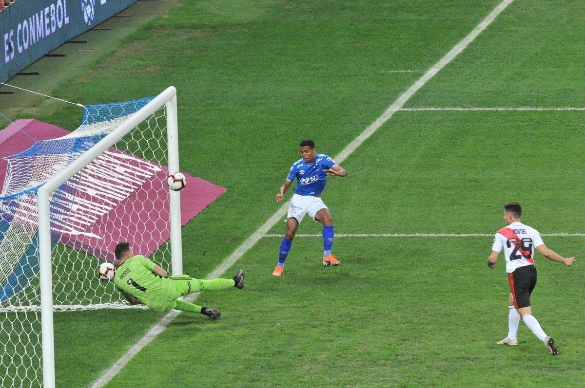 Aos 15min do primeiro tempo, Pedro Rocha chutou  queima-roupa, Armani desviou e a bola bateu no travesso do River Plate. Essa foi a primeira grande chance do Cruzeiro no duelo pela Libertadores