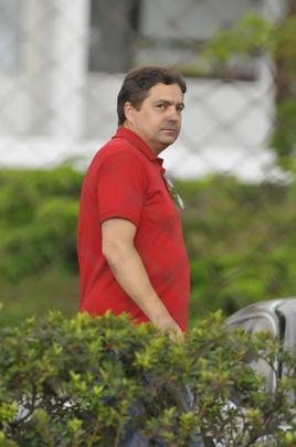 26/05/2019 - Conforme o Fantstico, em fevereiro de 2018 o Cruzeiro se comprometeu a pagar,  vista, R$ 180 mil ao vice-presidente de futebol Itair Machado por causa dos servios prestados em outubro, novembro e dezembro de 2017. Como o presidente Wagner Pires de S s tomou posse em janeiro de 2018, os valores corresponderam a um perodo em que Itair no tinha cargo no clube, pois no fazia parte da administrao de Wagner Pires de S. Em agosto de 2018, o dirigente recebeu novo aditivo no contrato e passou a receber 'bichos' dobrados. De premiao da Copa do Brasil de 2018 foram R$ 600 mil. Pelo Mineiro de 2019, as cifras chegaram a R$ 200 mil.  TV Globo, o Cruzeiro justificou o aumento ao 'bom trabalho de Itair' e  procura de outros clubes ao profissional.