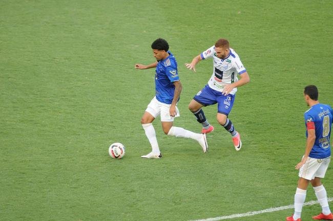 Cruzeiro goleou URT por 3 a 0 no Independncia com gols de Thiago, Machado e Edu em sua estreia no Mineiro. Ronaldo, dono da SAF, assistiu  partida no Horto. Duelo marcou estreia do tcnico uruguaio Paulo Pezzolano